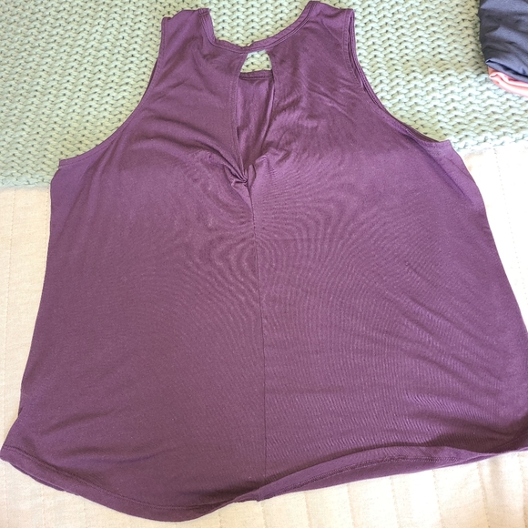 Old Navy active tanks 💪 - Picture 4 of 4